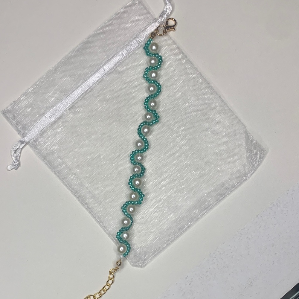 Elegant Turquoise and Gold Bracelet